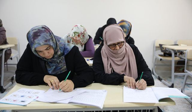 Van'da 300 kadın okuma yazma öğrendi