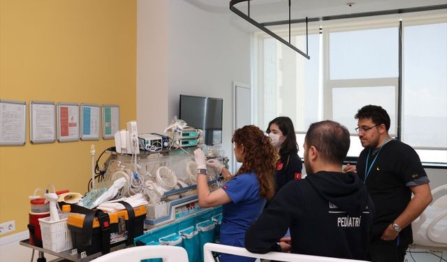 Van'da hastalanan 3,5 aylık bebek, ambulans uçakla İzmir'e sevk edildi