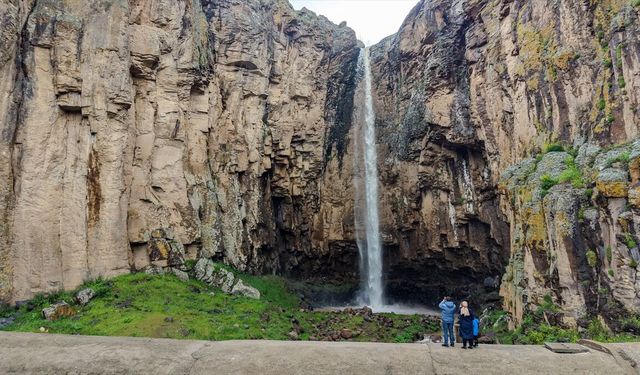Van'da yağışlar Yaşar Kemal Şelalesi'nin akma süresini uzattı