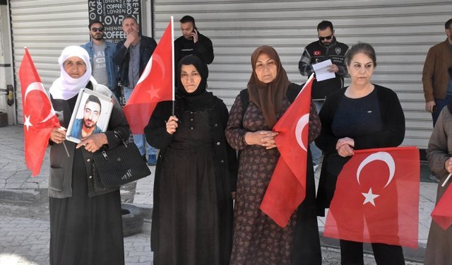 Vanlı aileler DEM Parti binası önündeki 'evlat nöbeti'ni sürdürdü