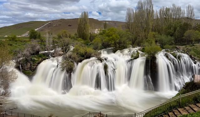 Yağışlar Muradiye Şelalesi'nin debisini artırdı