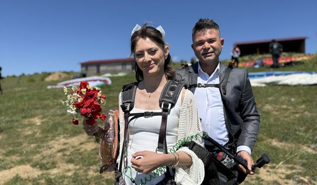 Yeni evli çift nikahın ardından Tekirdağ Uçmakdere'de yamaç paraşütü yaptı