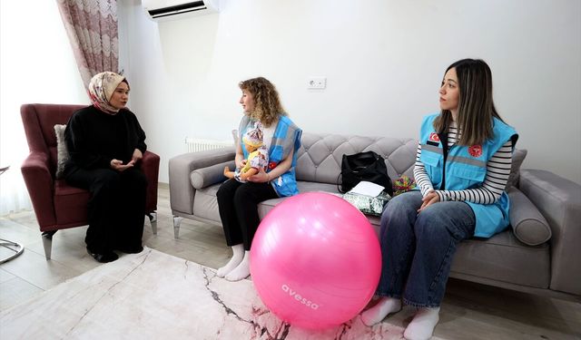 Yeni hayatların ilk tanığı ebeler, anne adaylarına rehberlik ediyor