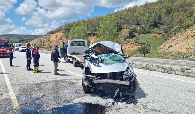 Yozgat'ta bariyerlere çarpan hafif ticari araçtaki 6 kişi yaralandı