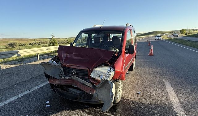 Yozgat'ta hafif ticari araç ile otomobilin çarpıştığı kazada 8 kişi yaralandı