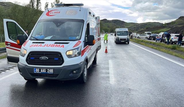 Yozgat'ta kaza yapan sürücülere yardım etmek isteyen yaya otomobilin çarpması sonucu öldü
