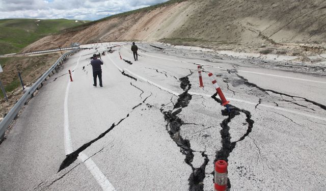 Zemini kayan Ahlat-Malazgirt kara yolu ulaşıma kapatıldı
