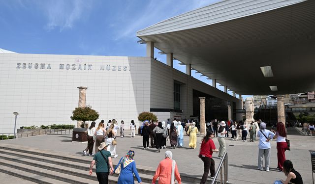 Zeugma Mozaik Müzesi'nde bayram tatilinde ziyaretçi yoğunluğu yaşanıyor