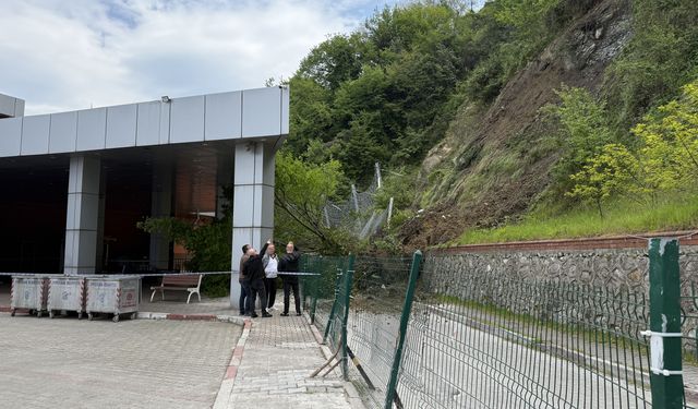 Zonguldak'ta heyelan terminaldeki yolcu bekleme peronuna zarar verdi
