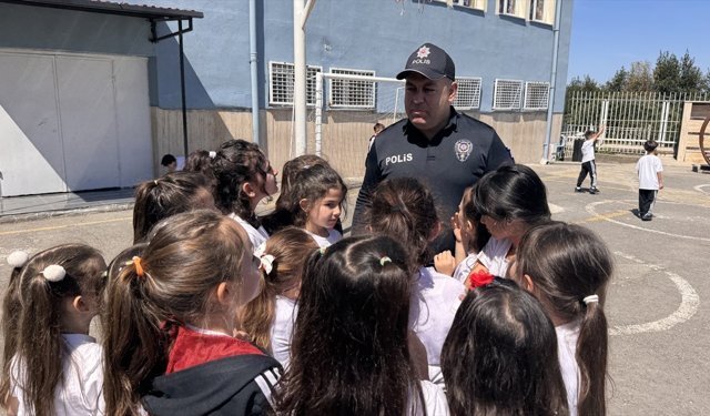 Zonguldak'ta polisin görev yaptığı okulda öğrencilerle ip atladığı görüntüler ilgi gördü