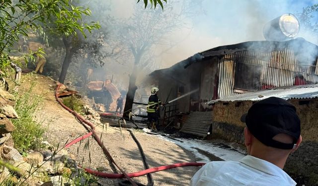 Adana'da yayla evinde çıkan yangın ormanlık alana sıçramadan söndürüldü