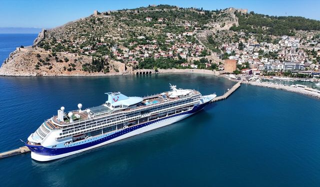 Alanya'ya 'Marella Discovery' kruvaziyeriyle 1767 turist geldi
