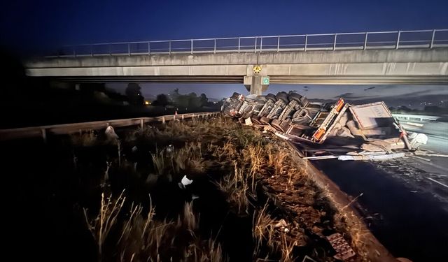 Anadolu Otoyolu'nun Düzce kesiminde tır ile otomobilin çarpışması sonucu 6 kişi yaralandı