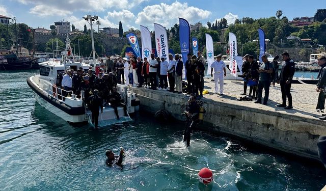 Antalya'da Dünya Çevre Günü kapsamında deniz dibi temizliği yapıldı