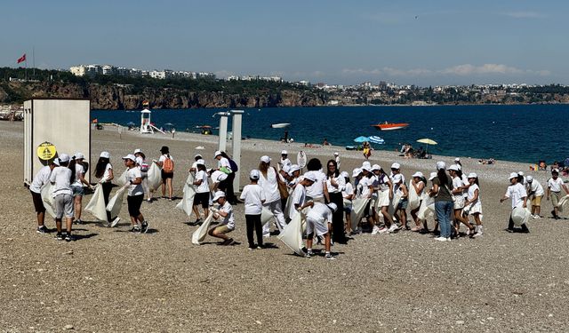 Antalya'da Dünya Çevre Günü kapsamında plajda temizlik yapıldı