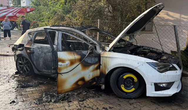 Antalya'da yangın çıkan otomobil evin bahçe duvarına çarptı