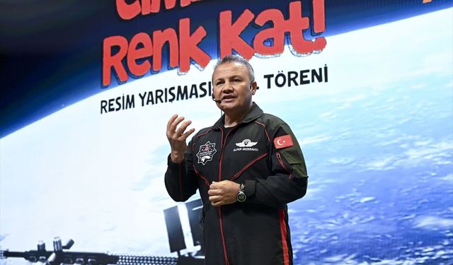 Astronot Gezeravcı İletişim Başkanlığı'nda çocuklarla buluştu