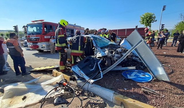Balıkesir'de kamyonetle otomobilin çarpıştığı kazada 5 kişi yaralandı