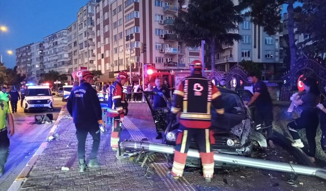 Balıkesir'de otomobilin istinat duvarına çarptığı kazada 1 kişi öldü, 1 kişi yaralandı