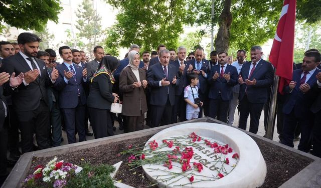 BBP Genel Başkanı Destici, Muhsin Yazıcıoğlu'nun kabrini ziyaret etti