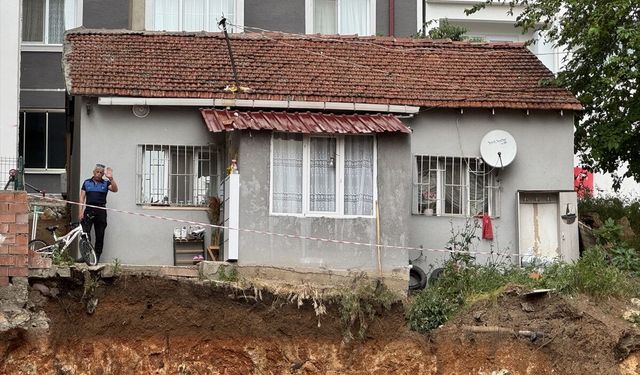Bilecik'te bahçesinde toprak kayması yaşanan ev boşaltıldı