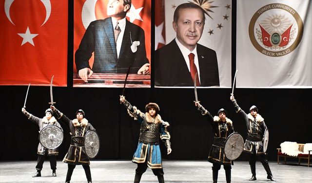 Bilecik'te Halk Eğitim Merkezi kursiyerlerinden 'Osmanlı Kıyafetleri' defilesi
