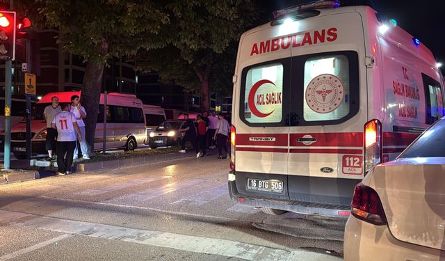 Bursa'da bıçaklı kavgada yaralanan 3 kişi hastaneye kaldırıldı