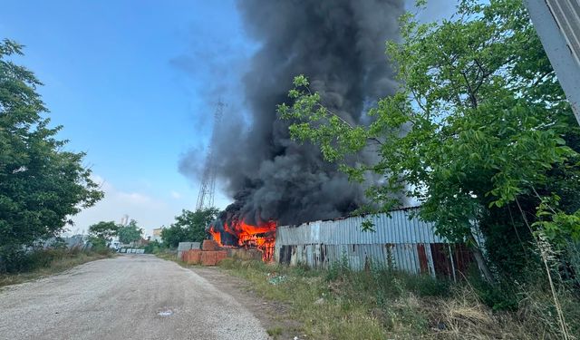 Bursa'da boya fabrikasında çıkan yangına müdahale ediliyor