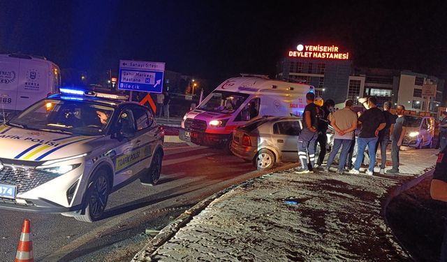 Bursa'da kaldırıma çarpan otomobildeki 1 kişi öldü, 1 kişi yaralandı