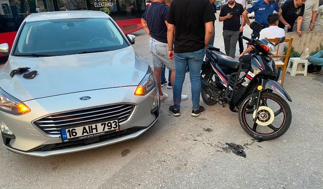 Bursa'da motosikletin manevra yapan otomobile çarptığı kazada 2 kişi yaralandı