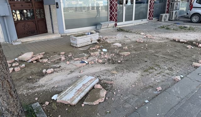 Bursa'da yolun karşısına geçmeye çalışan kişiye otomobilin çarpması güvenlik kamerasında