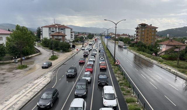 Çorum'da bayram dönüşü D-100 kara yolunda trafik yoğunluğu devam ediyor