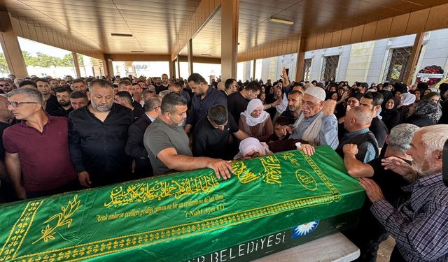 Denizli'deki otobüs kazasında ölen anne ve kızının cenazeleri İzmir'de defnedildi