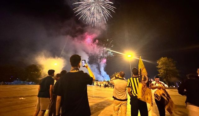 Düzce'de taraftarlar Aziz Yıldırım'ın Fenerbahçe Kulübü Başkanlığına seçilmesini kutladı