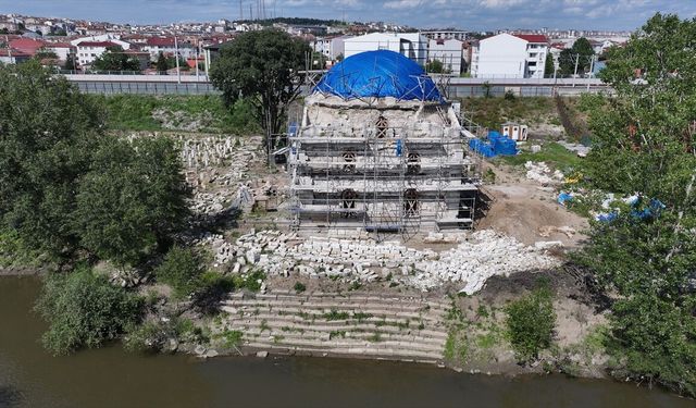 Edirne'de restorasyonu süren Evliya Kasımpaşa Camisi'nde zemin güçlendirme çalışması yapılıyor