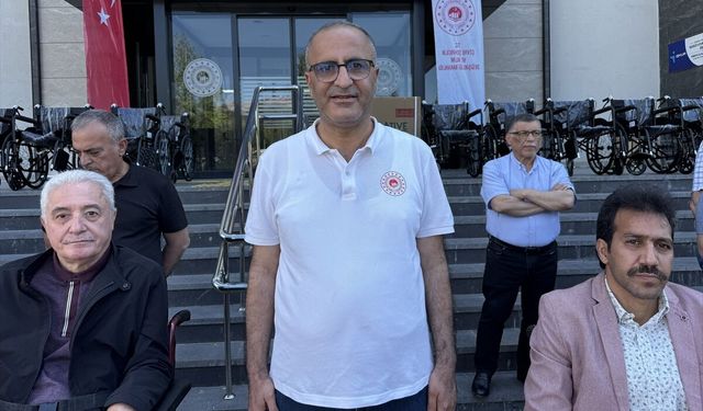 Elazığ'da toplanan elektronik atık ve mavi kapaklarla engelli bireylere akülü sandalye desteği