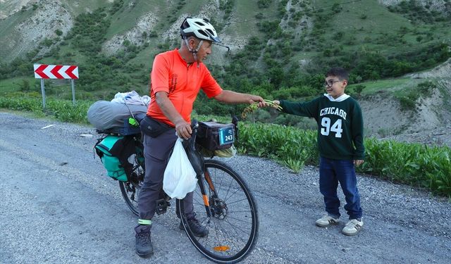 Emekli öğretmen bisikletle 80 ili gezdi
