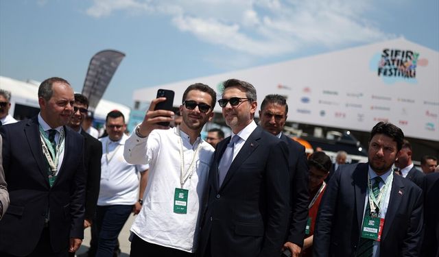 Enerji ve Tabii Kaynaklar Bakanı Bayraktar, Sıfır Atık Festivali'ndeki bakanlık standını ziyaret etti: