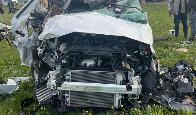 Erzurum'da devrilen hafif ticari araçtaki 3 kişi öldü
