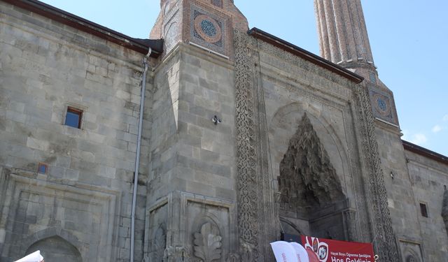 Erzurum'da usta öğreticiler eserlerini tarihi Çifte Minareli Medrese'de sergiledi