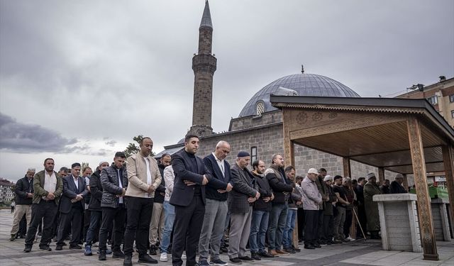 Erzurum'da yangında ölen diyaliz hastası kadının cenazesi defnedildi