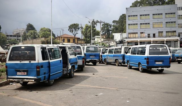 Etiyopya'da gündelik hayat mavi-beyaz minibüslerle akıyor