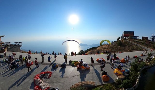 Fethiye'deki Babadağ'dan bayram tatilinde 8 bin 436 yamaç paraşütü uçuşu yapıldı