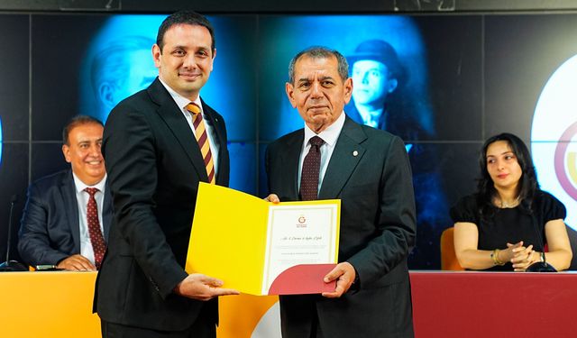 Galatasaray'da yeniden başkanlığa seçilen Dursun Özbek ile yönetimi mazbatalarını aldı