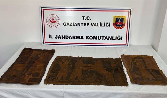 Gaziantep'te deri üzerine işlenmiş İbranice altın yazmalı çerçevesiz 3 tablo ele geçirildi