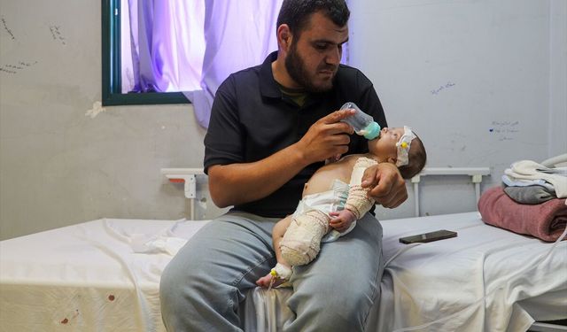 Gazze'de annesini emerken vurulan 50 günlük Muhammed bebek, annesi ve bacağından sonra elini de kaybedebilir