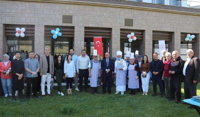 Huzurevi sakinleri yemek yarışmasında hünerlerini sergiledi