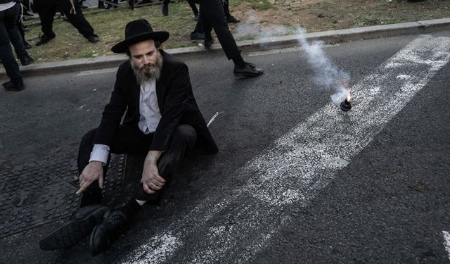 İsrail polisi, zorunlu askerlik karşıtı gösteri yapan Haredilere ses bombalarıyla müdahale etti