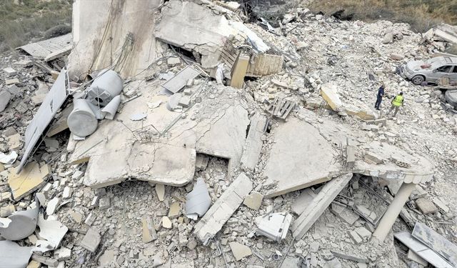 İsrail'in Lübnan'da bir araca düzenlediği İHA saldırısında baba ile 2 çocuğu öldü