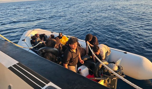 İzmir açıklarında 20 düzensiz göçmen yakalandı